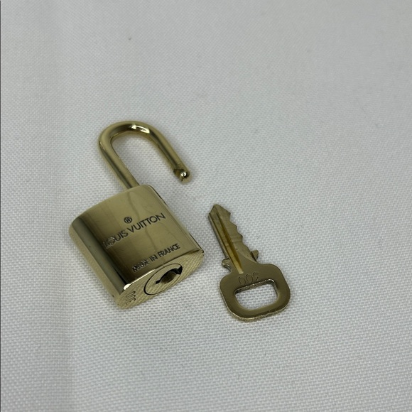 Louis Vuitton Lock Number 300 Just cleaned With Brass Polish Great Condition - Picture 3 of 8